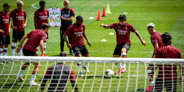 意甲联赛AC米兰球员在训练中练习定位球场景